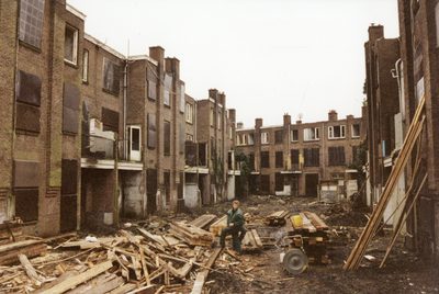 605894 Afbeelding van de sloop van de huizen aan de Alberdink Thijmstraat (links) en de Staringstraat (rechts) te ...